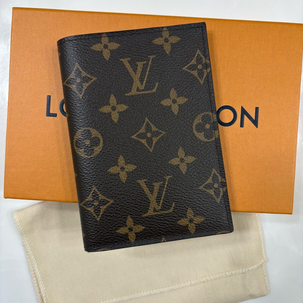 EUC Louis Vuitton Brown Monogram Passport Holder Wallet